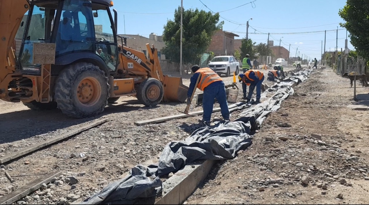 El Gobierno provincial avanza con obras de cordones cuneta en barrios de Trelew con una inversión de $ 35 millones