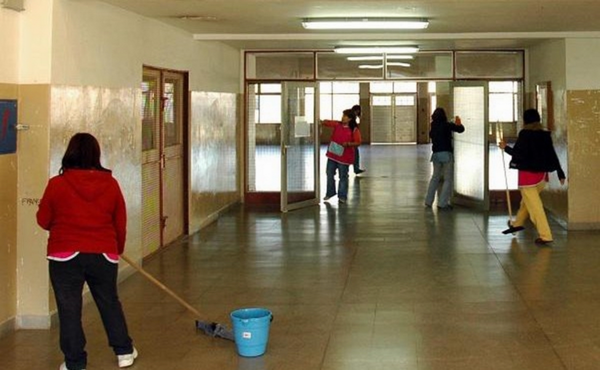 Los Auxiliares de la Educación deberán retornar a las escuelas con guardias mínimas para realizar tareas de limpieza en cada establecimiento