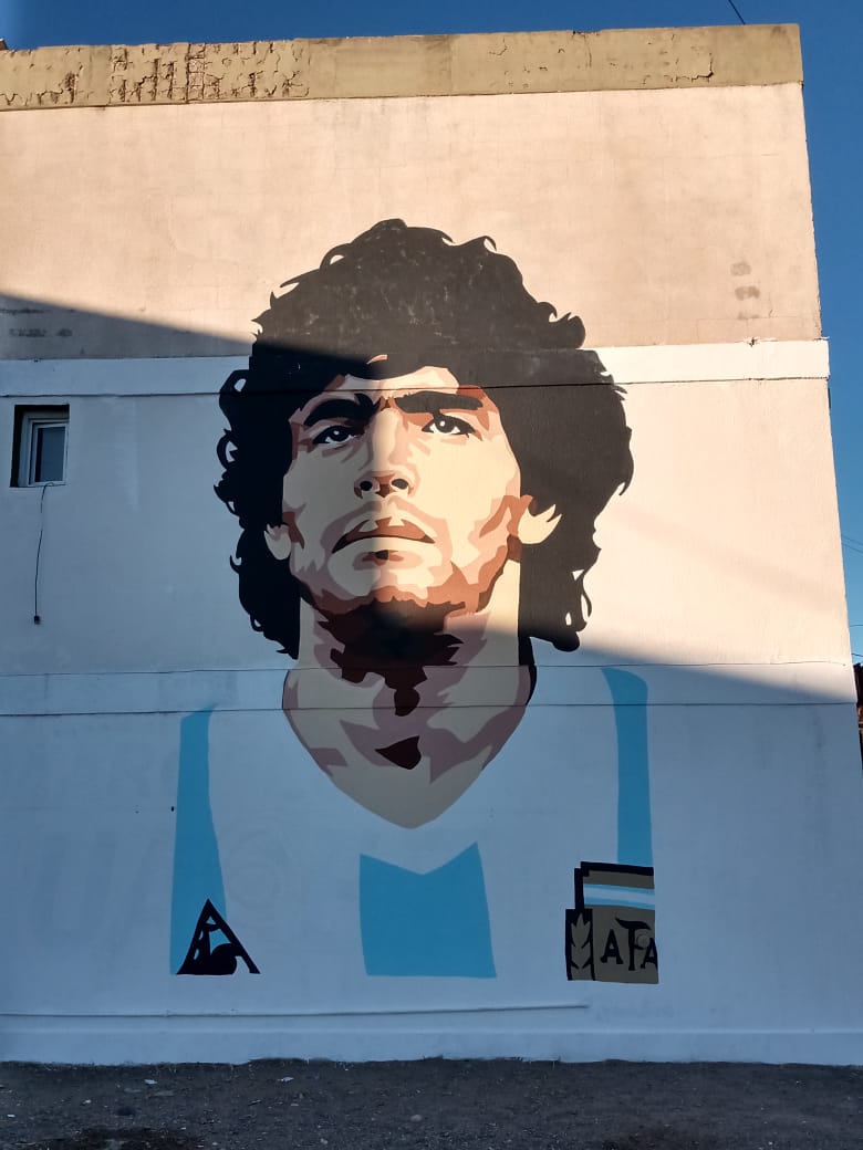 “Queco” Rocha rindió homenaje a Diego Maradona con un mural en el Barrio 2 de Abril de Rawson