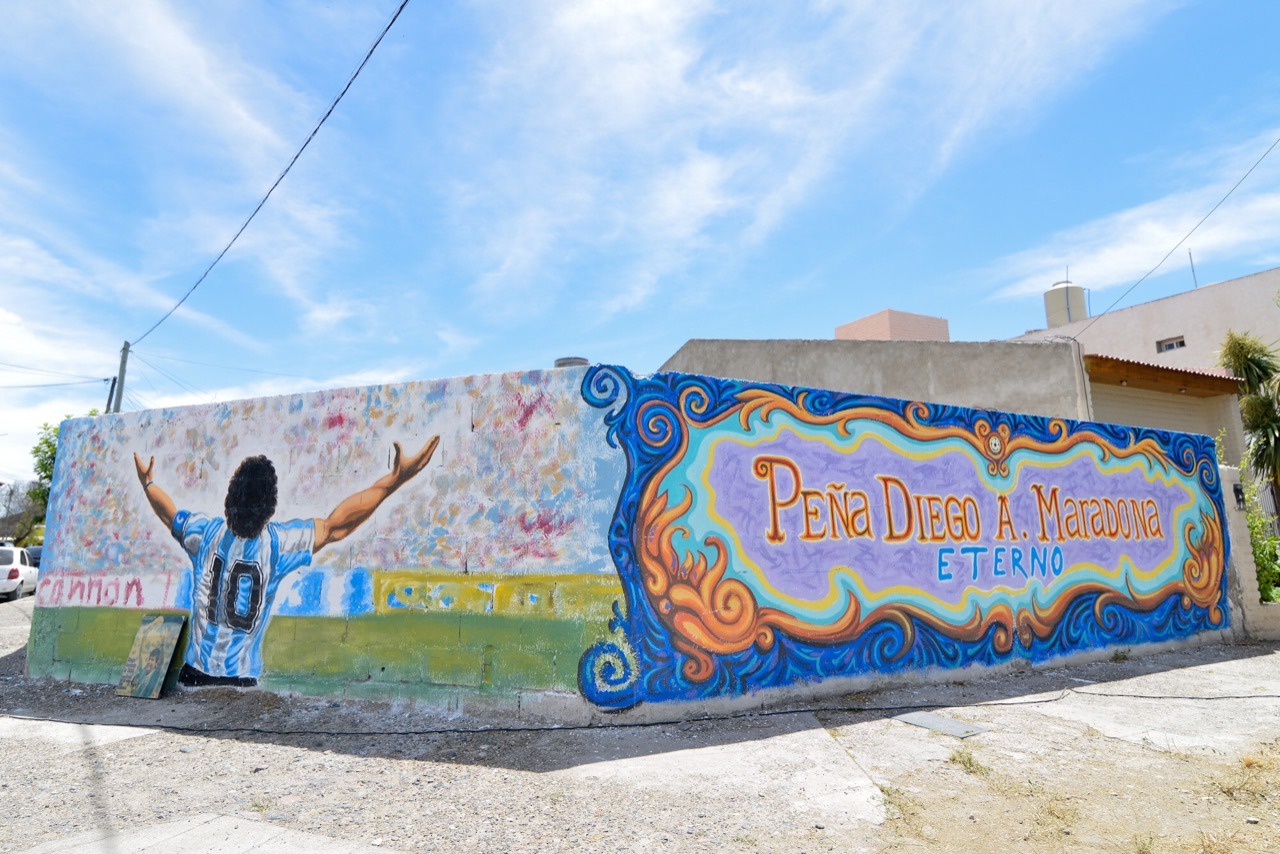Trelew: Con un mural y un emotivo homenaje, quedó inaugurada la Peña “Diego Armando Maradona Eterno”