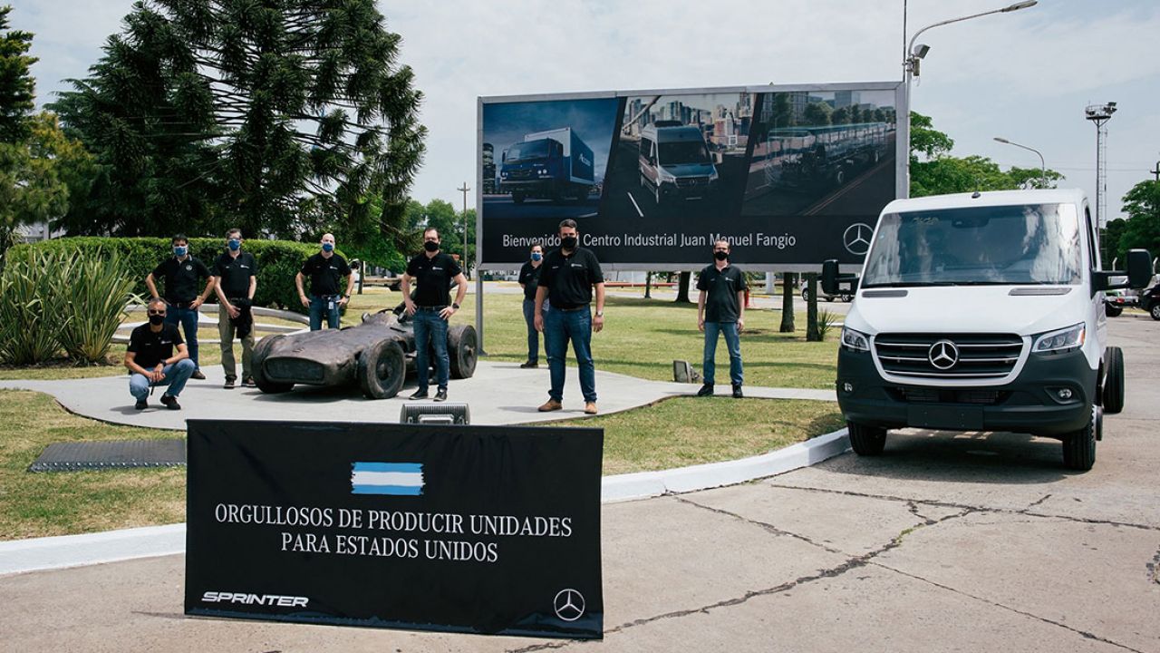 Mercedes Benz inicia la exportación de vehículos a Estados Unidos desde el Puerto de Zárate