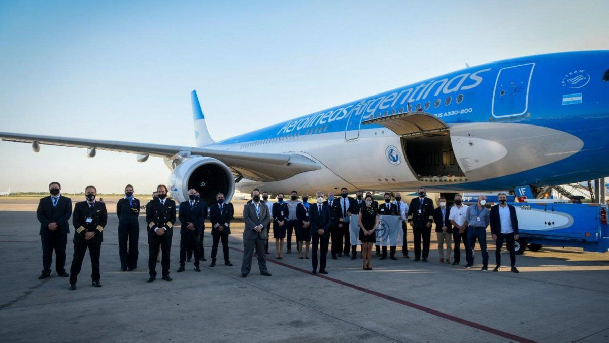 Aterrizó el avión de Aerolíneas Argentinas con las 300.000 dosis de la vacuna rusa y ahora comenzará el operativo reparto a las provincias