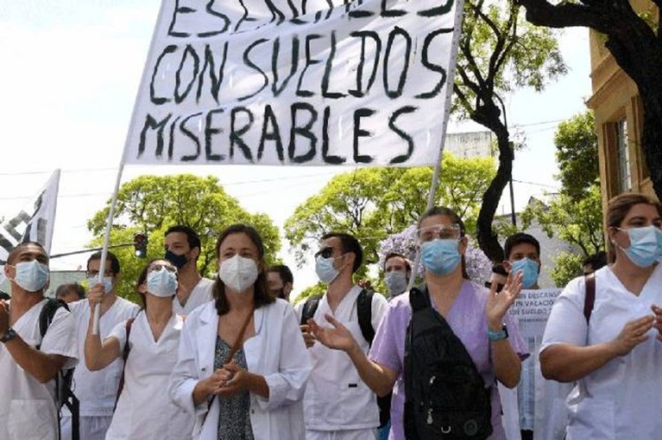 Protesta de médicos: murió el jefe de obstetricia del Hospital Ramos Mejía en plena marcha