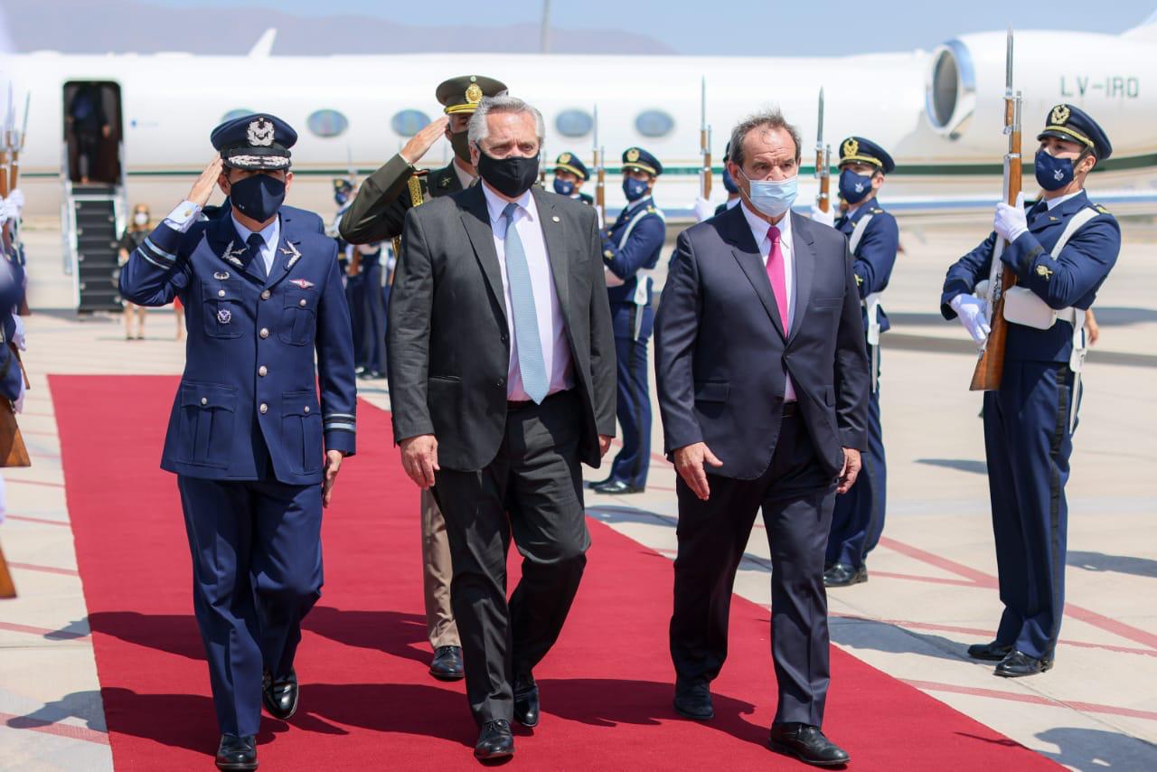Alberto Fernández llegó a Santiago de Chile acompañado por gobernadores para mantener una agenda económica y productiva