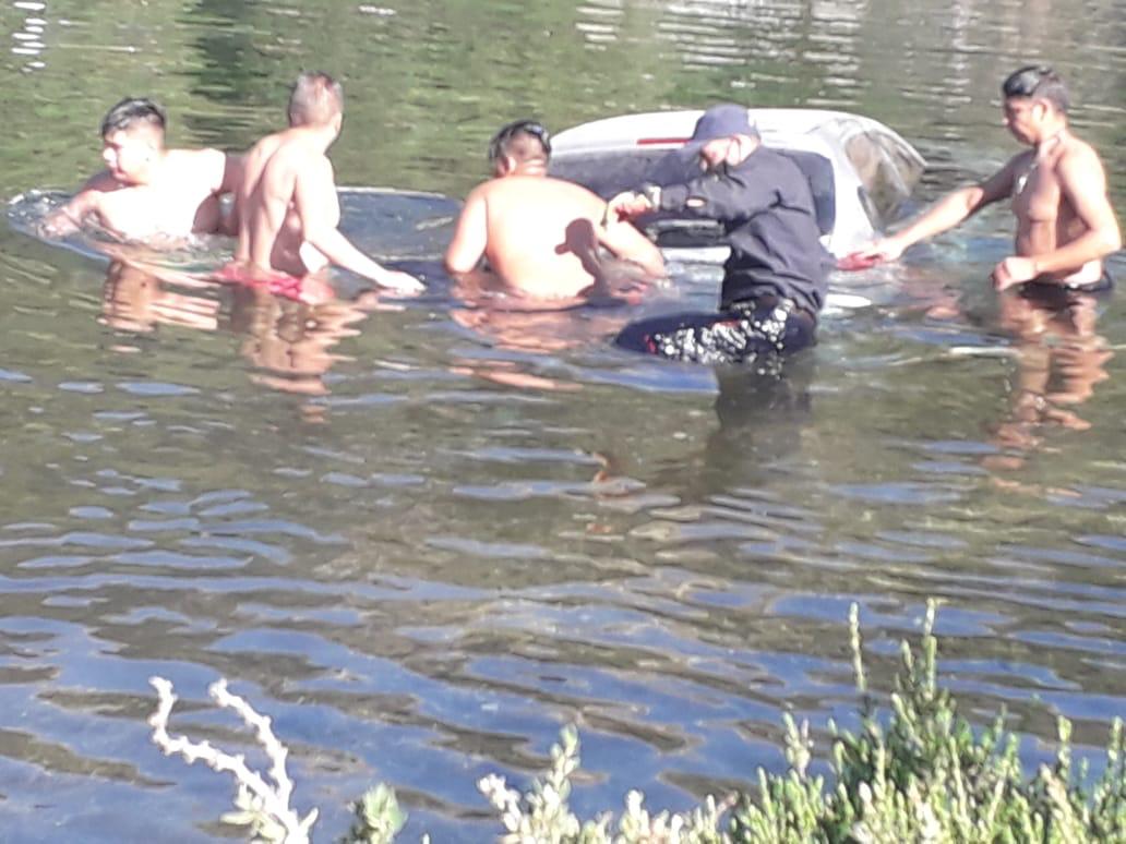 Neuquén: Una familia dejó el auto sin freno de mano y terminó en medio del río