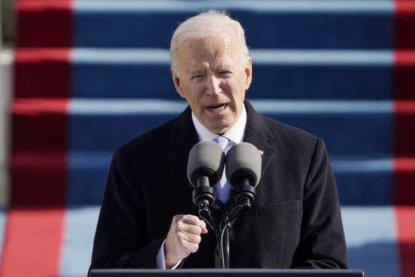 Biden firma decretos para combatir el “racismo sistemático” en EEUU