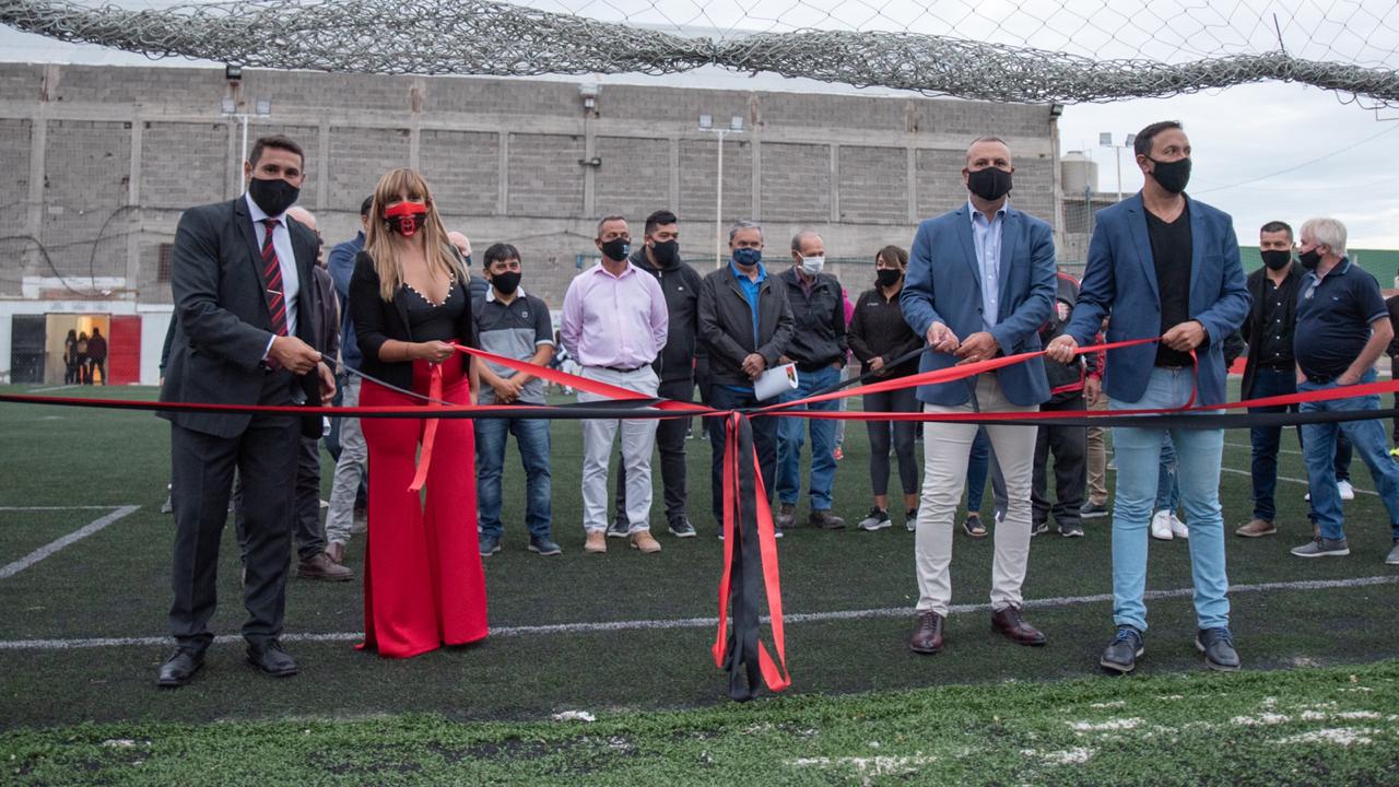 El Club Independiente de Trelew inauguró luminarias en una jornada de emociones