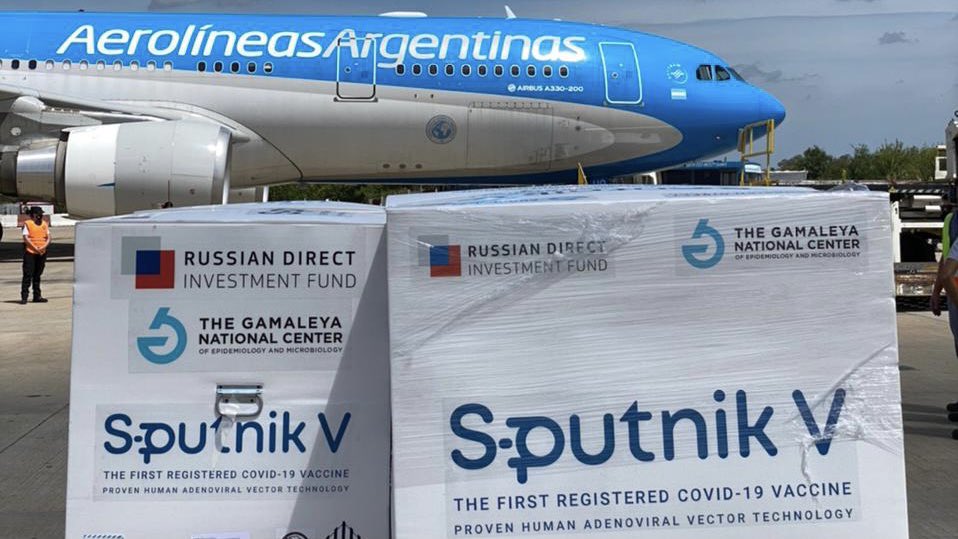 Llegó a Ezeiza el vuelo de Aerolíneas Argentinas que trajo la segunda tanda de vacunas rusas