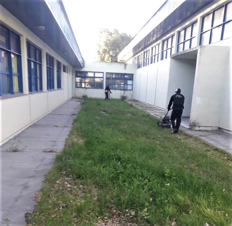 El municipio realiza tareas de limpieza externa y reacondicionamiento del interior de las escuelas