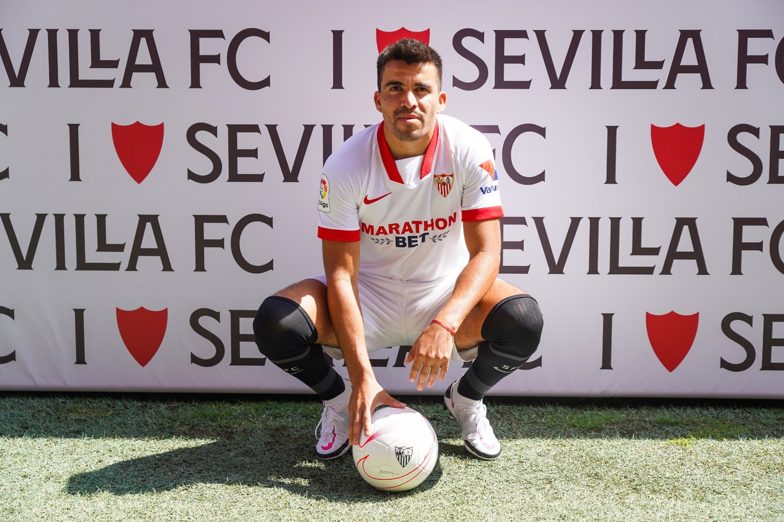 Sevilla: Aseguran que Acuña sufrió una lesión seria y estará fuera un tiempo