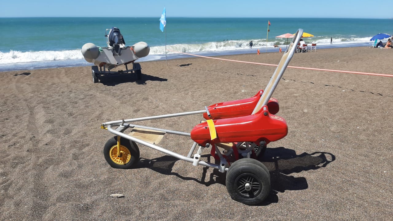 Ya opera en Playa Unión otra silla anfibia, gracias a la colaboración desinteresada de un vecino