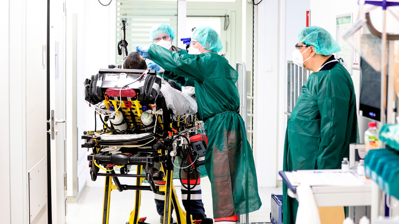 Médicos alemanes de terapia intensiva piden 15 días de cierre total para bajar los casos de Covid-19