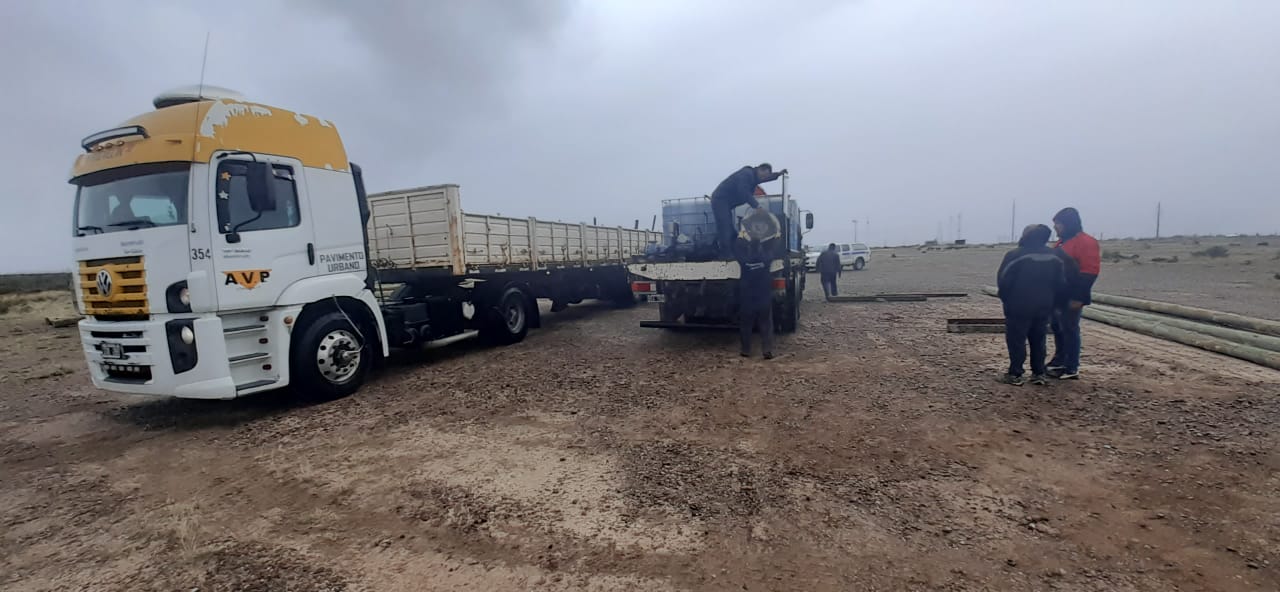 Vialidad Provincial continúa realizando trabajos de logística para el traslado de postes de luz y fardos para la Comarca Andina