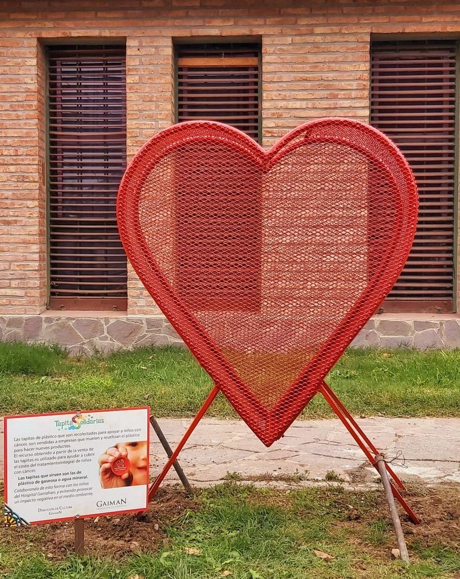 Campaña Solidaria: Gaiman instaló una estructura con forma de corazón para colaborar con tapitas para los niños tratados en el Garrahan