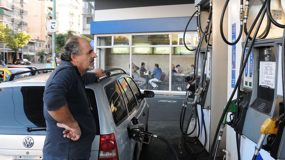 Precio de los combustibles: postergan un aumento de impuestos para aliviar las subas