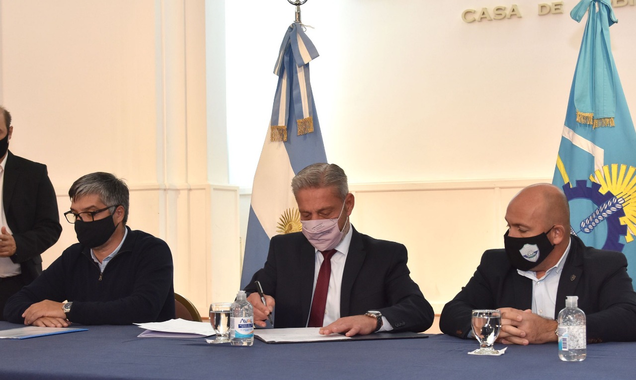 Arcioni y Sastre firmaron un convenio para ejecutar cordones cuneta y badenes en Puerto Madryn por más de 45 millones de pesos