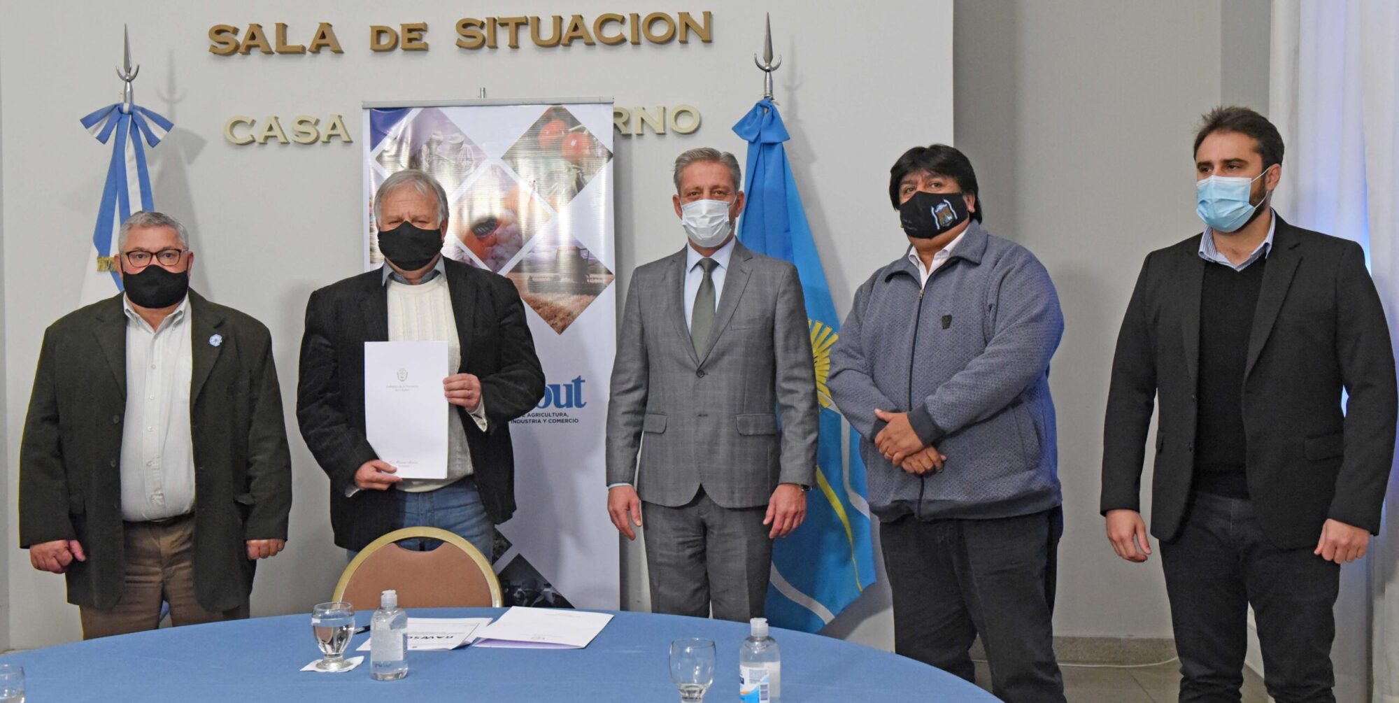 Arcioni entregó aportes por 900.000 pesos a las localidades de José de San Martín y Tecka