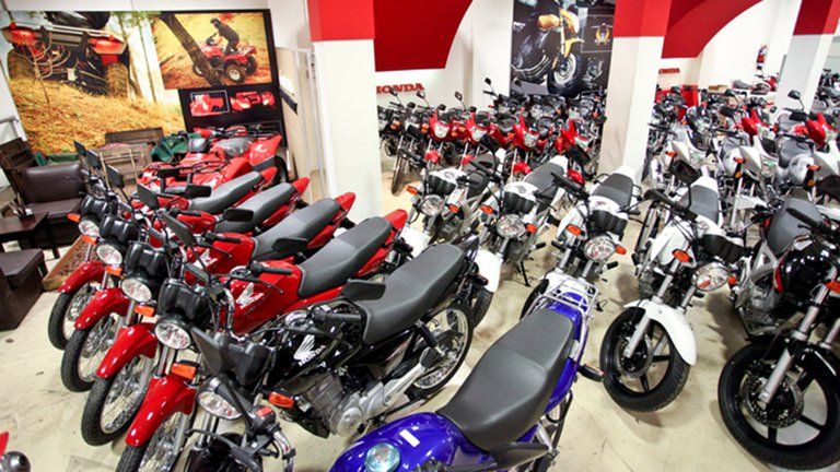 Firman acuerdo entre el Banco Nación y gremio de la construcción para financiar compra de motos