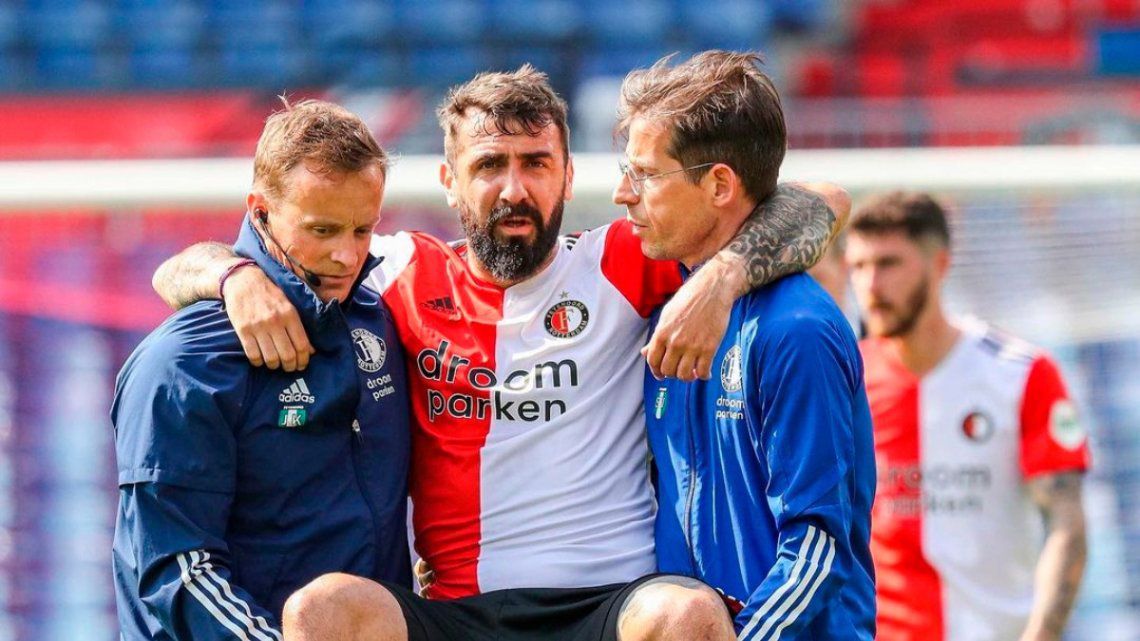 Pratto sufrió una grave lesión en el peroné en la derrota de Feyenoord contra el campeón Ajax