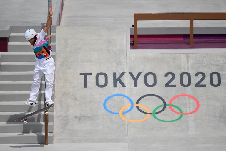 Una niña de 13 años ganó el oro en skateboard e hizo historia en los Juegos Olímpicos de Tokio