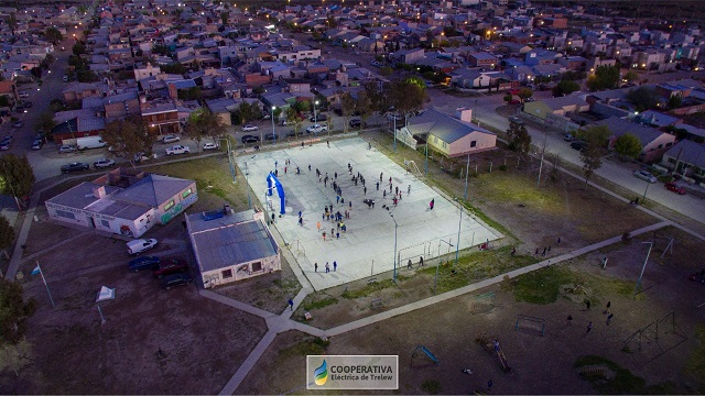 La Cooperativa y el municipio inauguraron luminarias led en playón deportivo de Barrio Etchepare