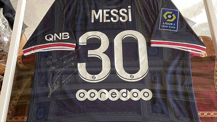 Lionel Messi le envió una remera del PSG autografiada al papa Francisco