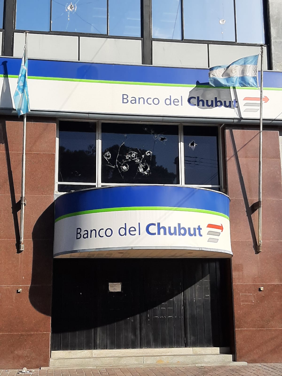 Banco del Chubut: Hoy no abre la sucursal de Rawson porque siguen reparando los daños cometidos en la marcha antiminera
