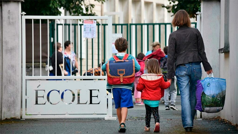 El Gobierno francés endurece medidas sanitarias en colegios y cierra salones nocturnos