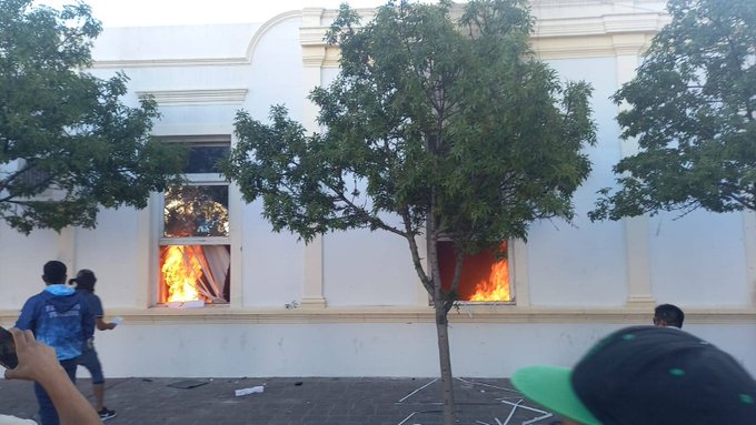 Clima tenso en Rawson: Antimineros prendieron fuego Casa de Gobierno