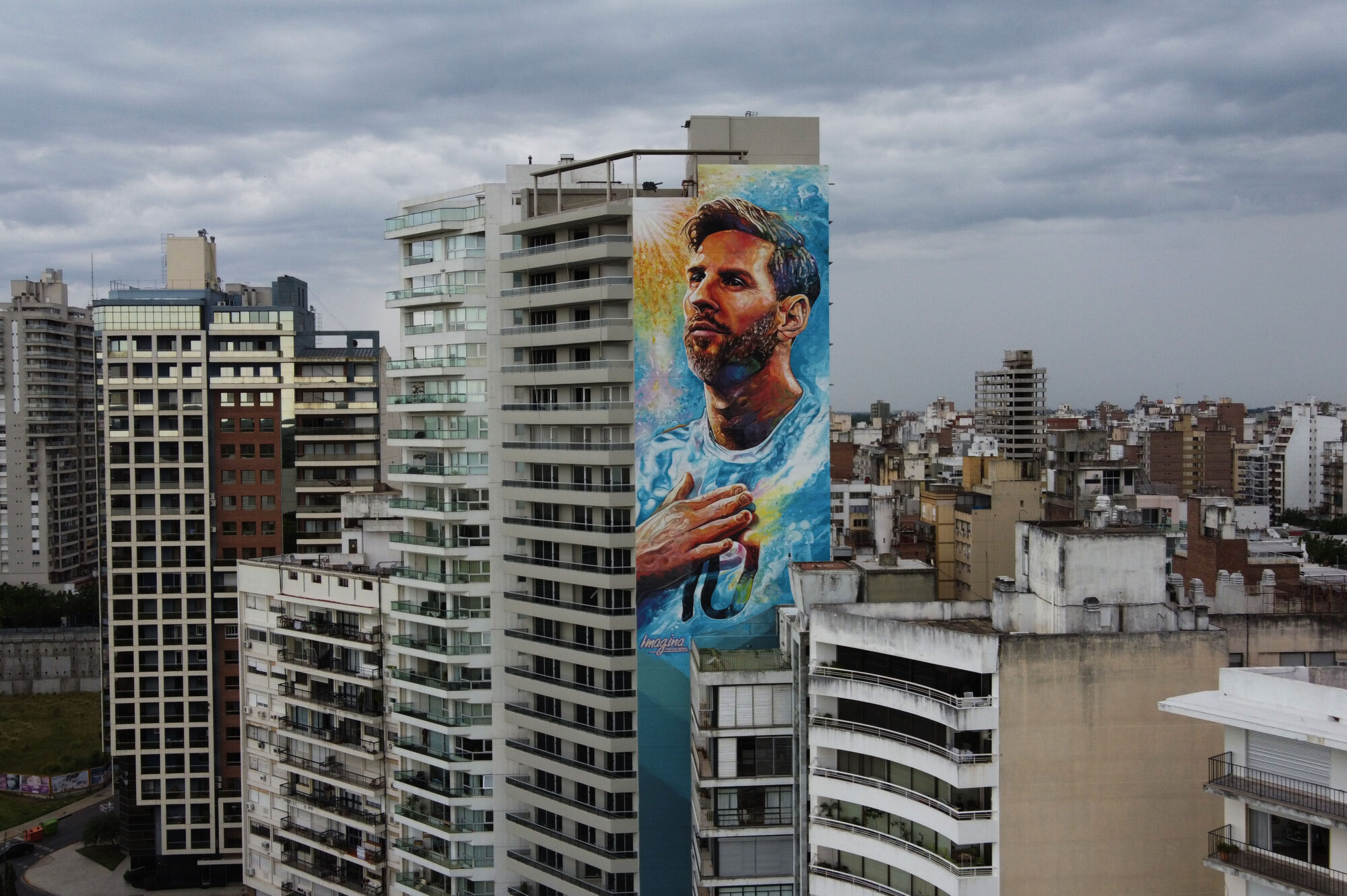 Inauguran el mayor mural de Rosario en homenaje a Messi: Mide 69 metros de alto y se llama “De otra galaxia y de mi ciudad”