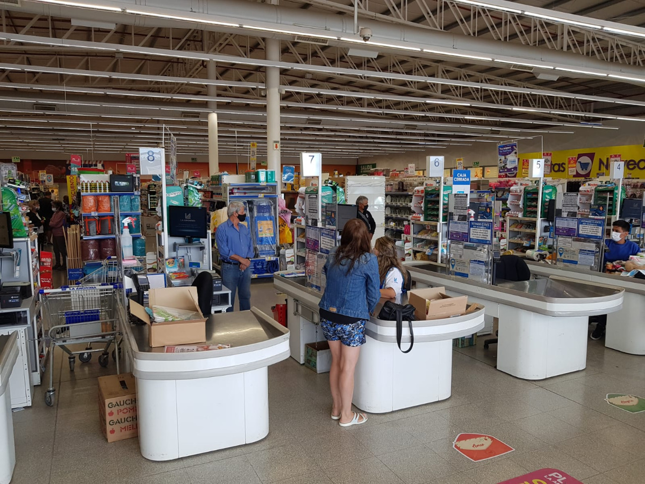Realizan controles sanitarios en supermercados y farmacias de la provincia