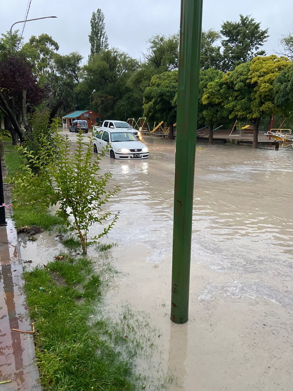 Tras las inundaciones en Gaiman, el municipio repara calles, caminos y servicios