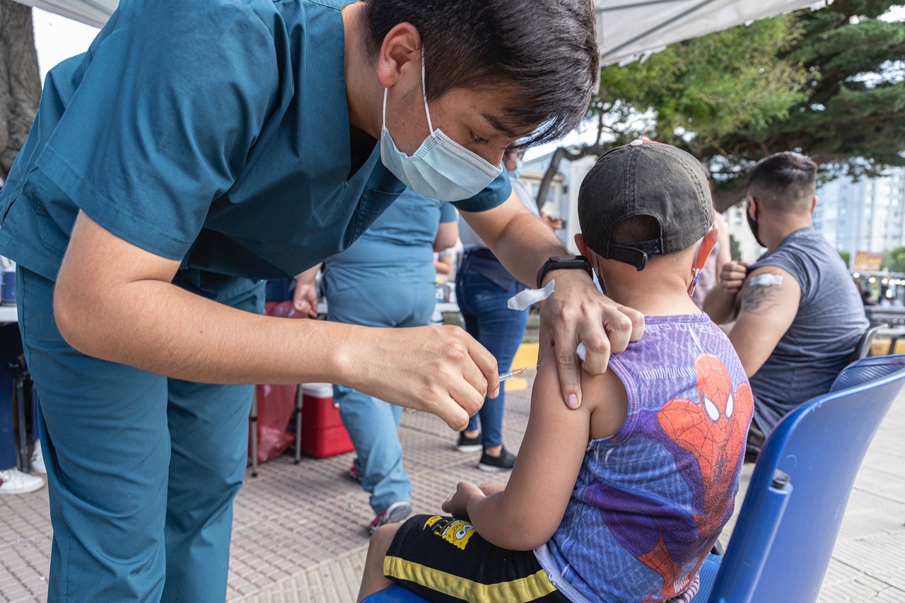La vacunación por 18 horas dejó un saldo de más de 1.000 personas inmunizadas en Comodoro Rivadavia