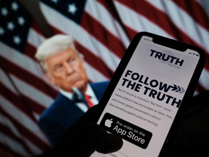 Donald Trump estrena oficialmente Truth Social, su red social disponible en iPhone
