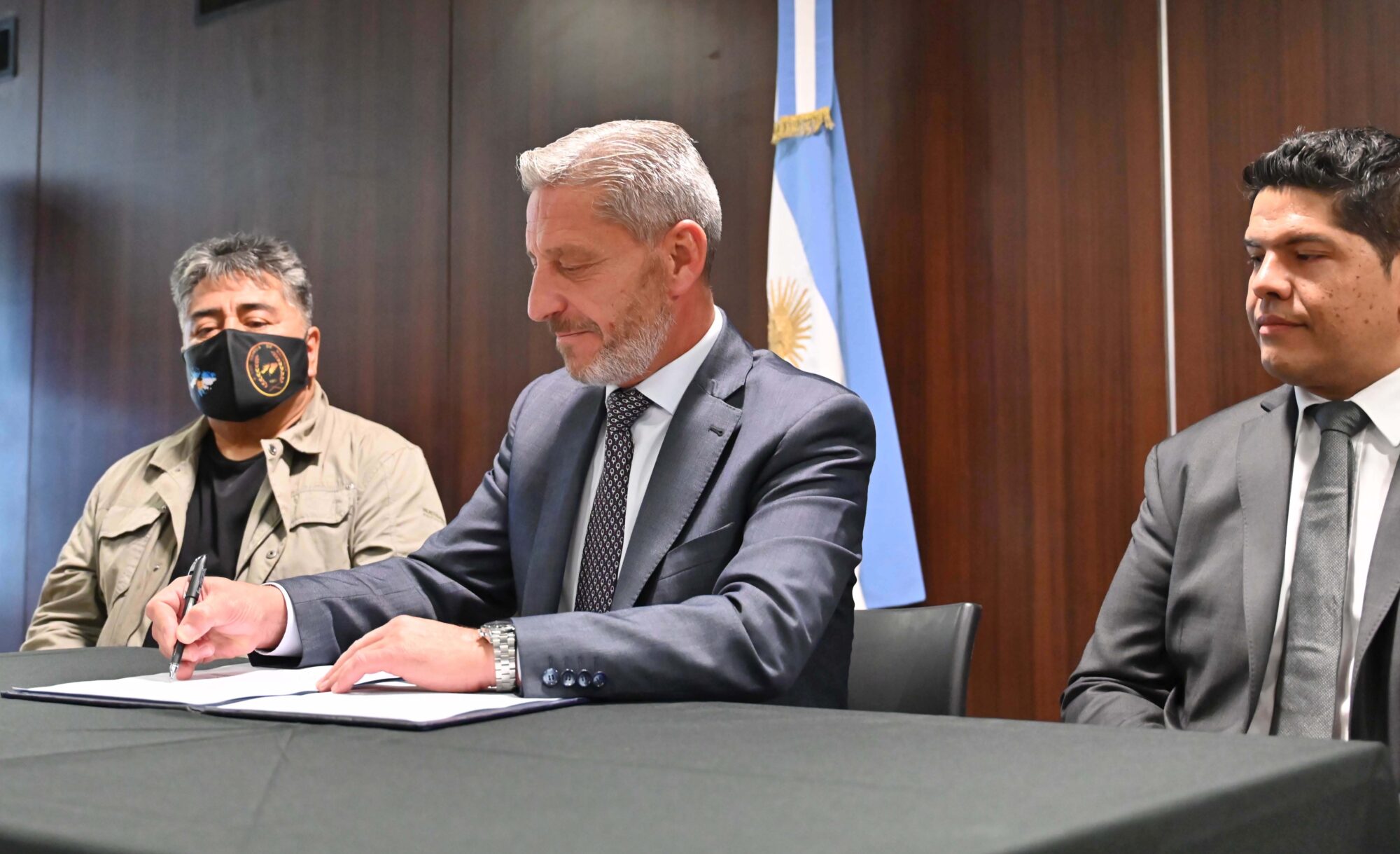 El gobernador firmó el decreto para el cumplimiento de la Ley de ingreso al Estado de familiares directos de ex combatientes de Malvinas
