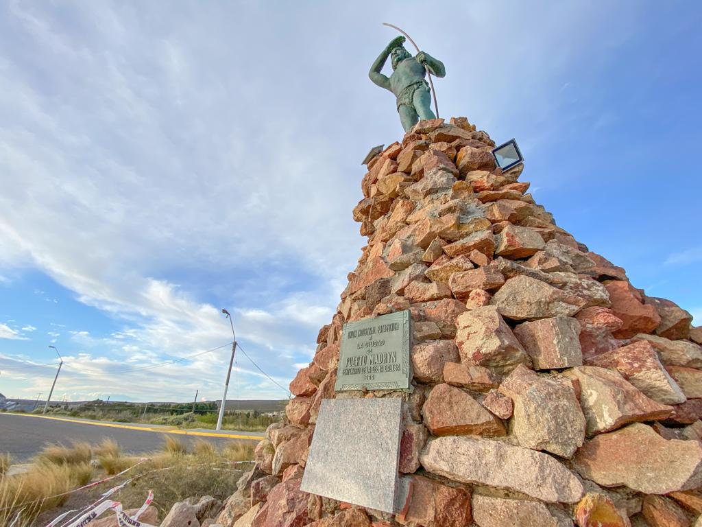 Madryn: Restaurarán el Monumento a “El Indio Tehuelche”