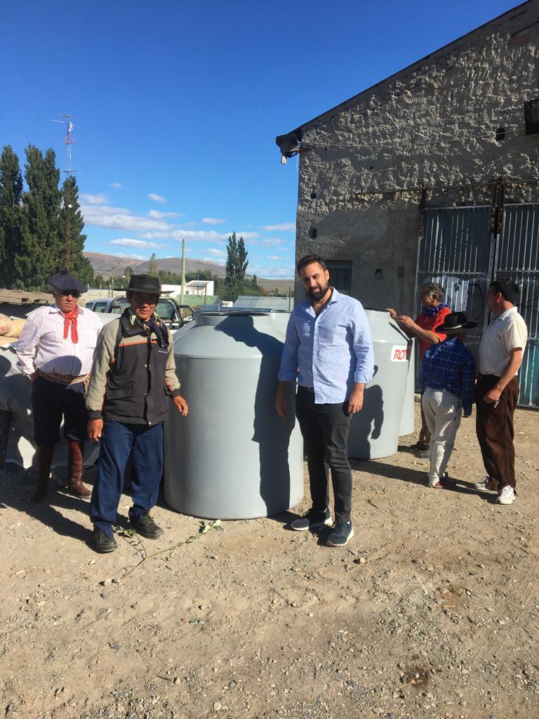 Cavaco entregó 33 tanques de agua de 1.100 litros cada uno a la comunidad Sierras de Gualjaina
