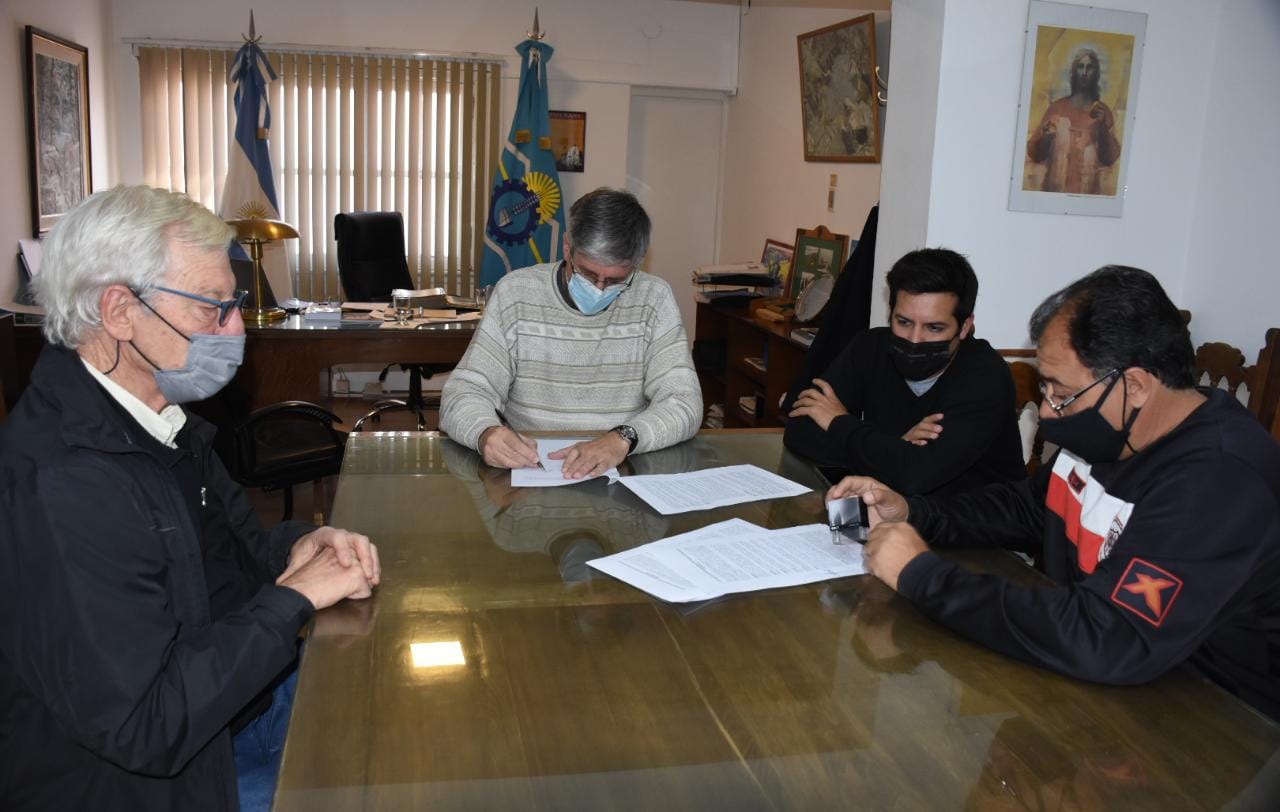 Ongarato firmó un convenio con Independiente de Esquel y aportará más de $ 13 millones para construir una cancha de césped sintético