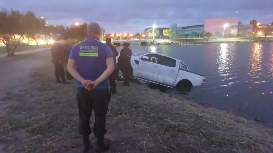 Insólito: Una camioneta terminó adentro de la Laguna Chiquichano porque no tenía el freno de mano puesto