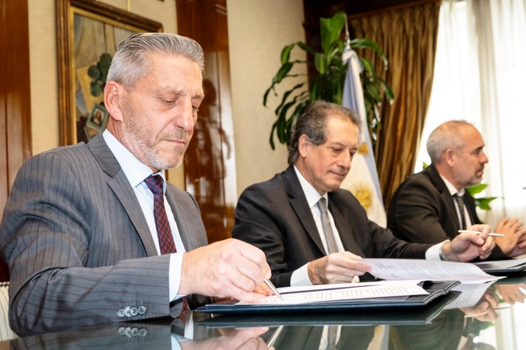 Arcioni firmó un convenio con el Banco Central para impulsar la educación financiera en la provincia 