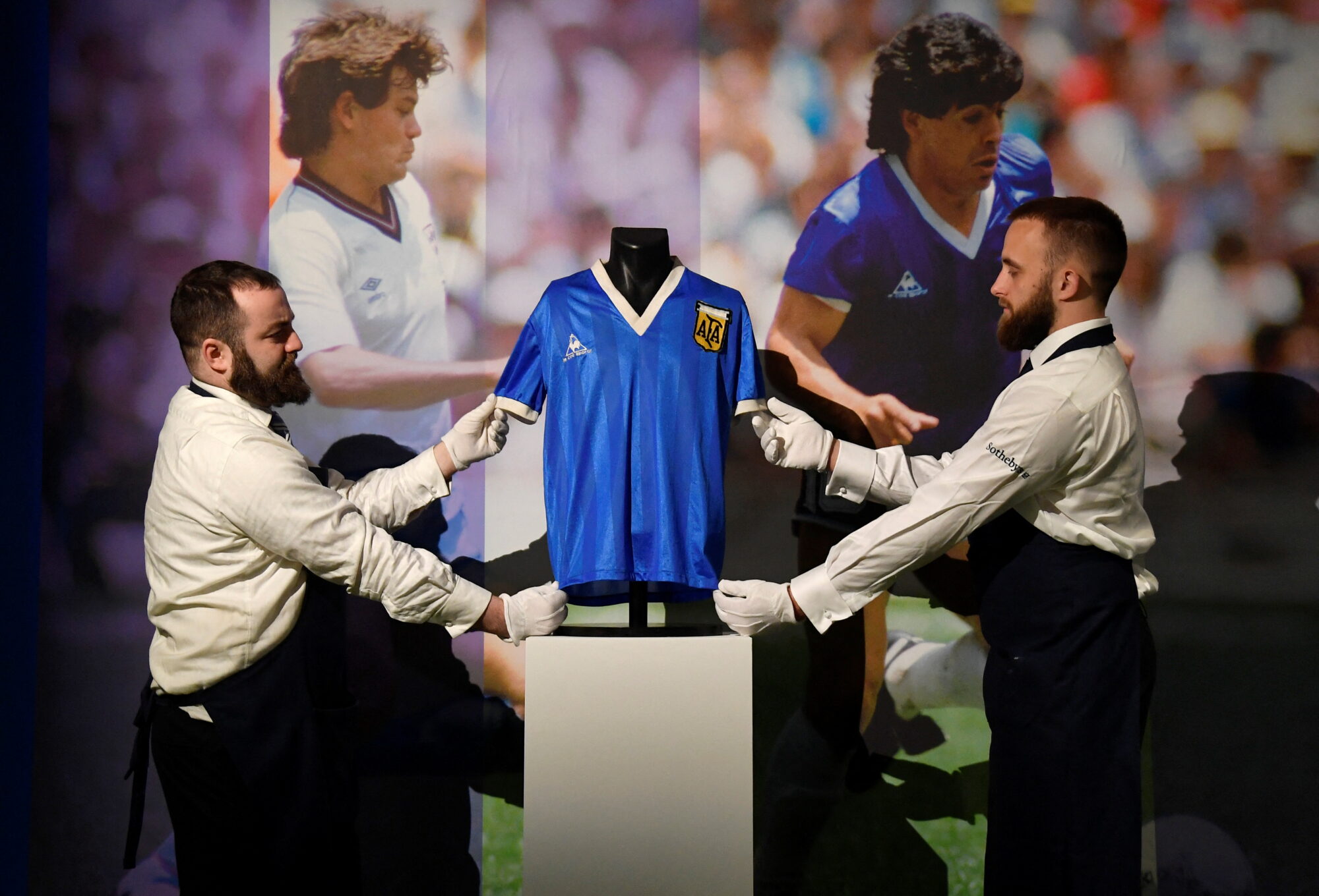 Una delegación de Argentina habría viajado a Inglaterra para tratar de comprar la camiseta que Maradona uso contra Inglaterra en México 86