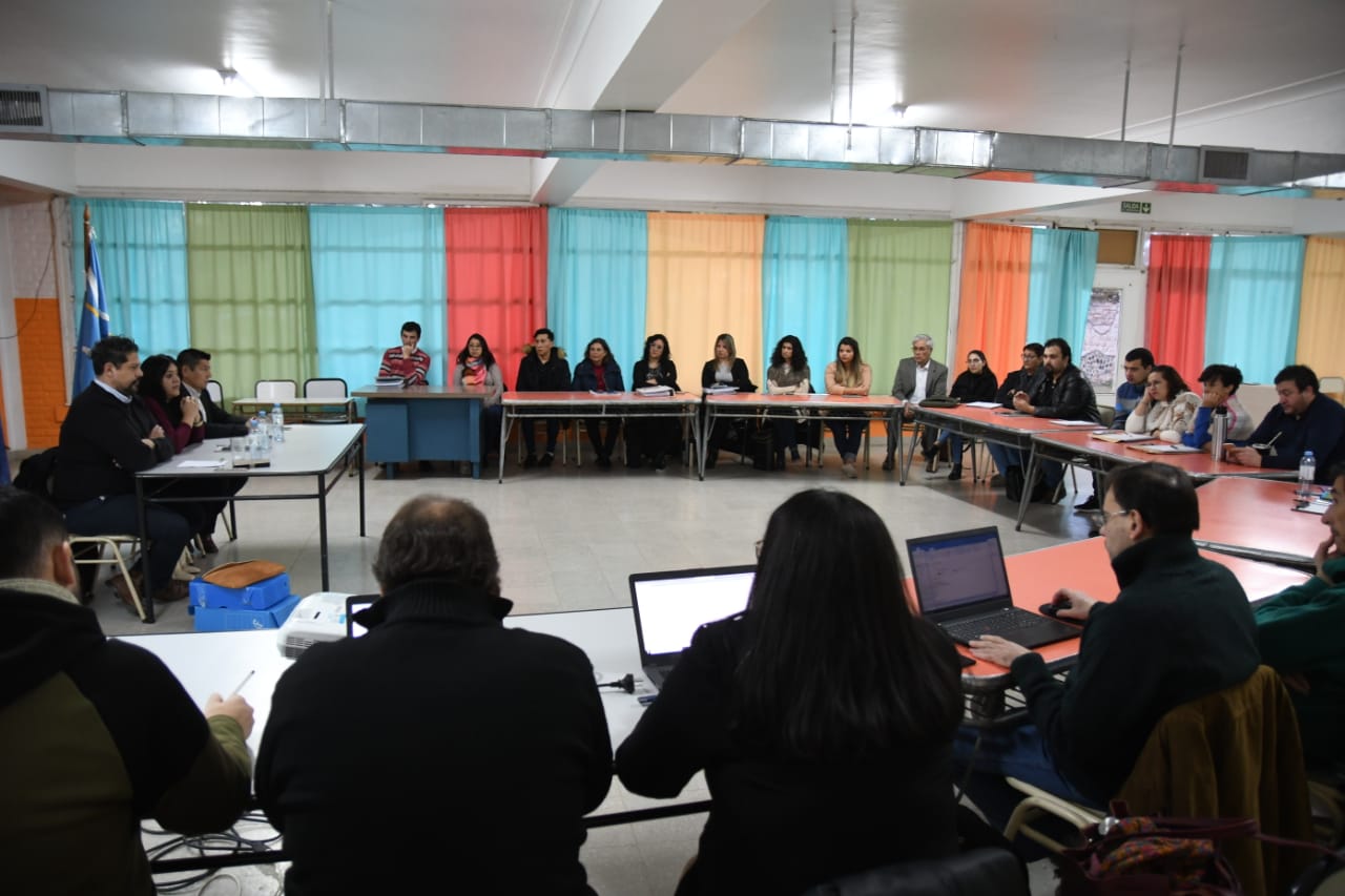 Perata junto a delegados de las seis regiones realizaron un abordaje sobre la situación de los establecimientos educativos de la provincia