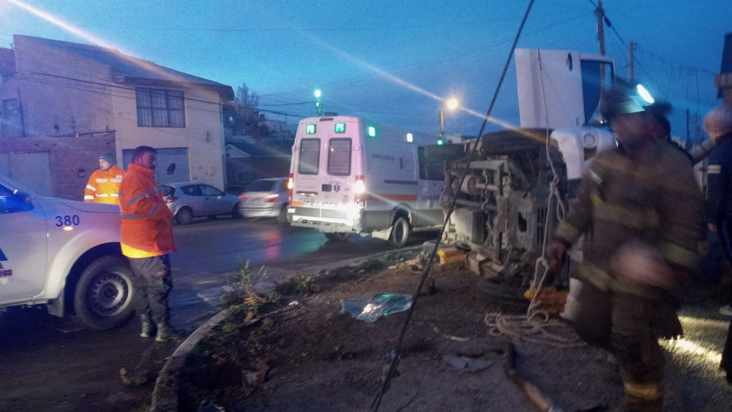 Comodoro: Perdió el control de la camioneta por la calle congelada y volcó