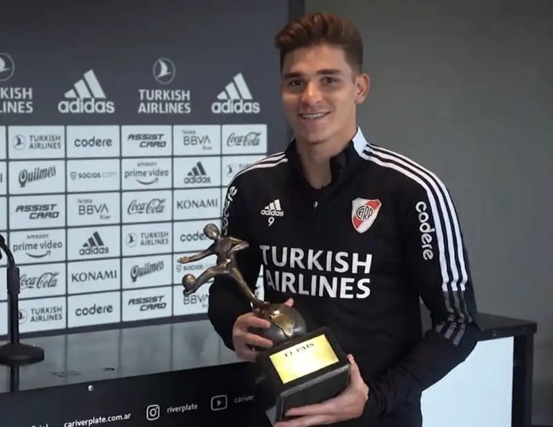 Julián Álvarez recibió el premio como “Mejor Jugador de América” del diario uruguayo El País