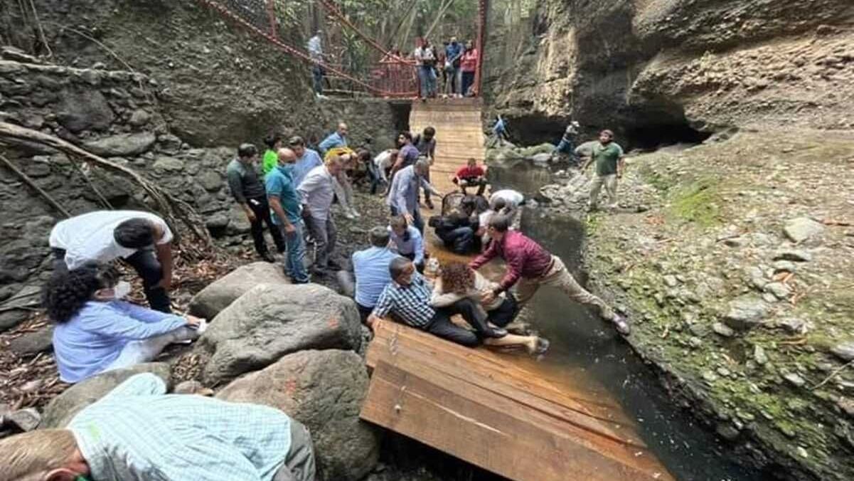 México: Al menos 25 heridos por el desplome de un puente colgante recientemente inaugurado