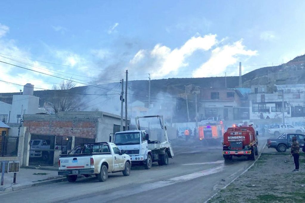 Dolor en Comodoro Rivadavia: Una madre y sus dos hijos de 2 y 5 años murieron en un incendio en una vivienda precaria