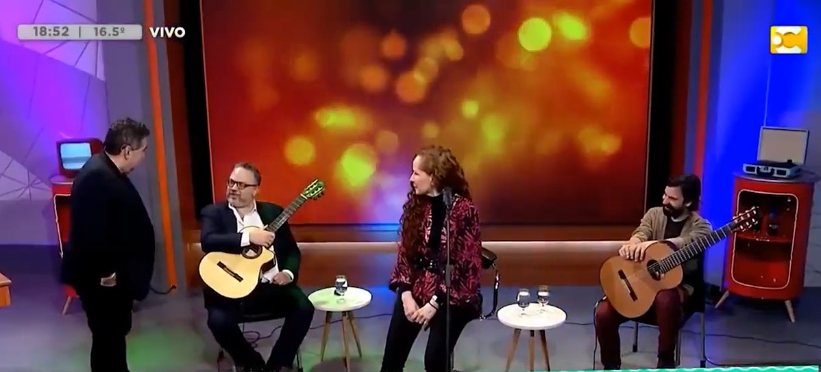Kulfas reapareció tras su polémica salida del gabinete de Alberto Fernández: Tocó la guitarra junto a su pareja en televisión