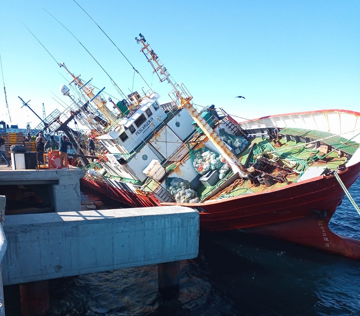 Escoró un buque pesquero en el muelle Storni y Prefectura trabaja para que no se hunda