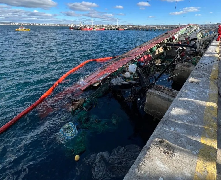 Catástrofe en el Muelle Storni: Se terminó hundiendo el barco pesquero e investigan las causas