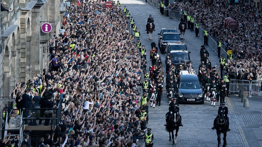 Miles de personas comienzan a despedirse en Londres de la reina Isabel II